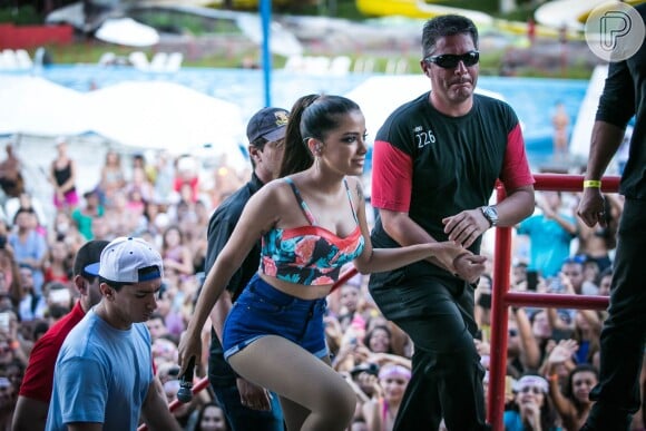 Anitta se apresenta no parque aquático Rio Water Planet, no Rio de Janeiro, em 1º de maio de 2014