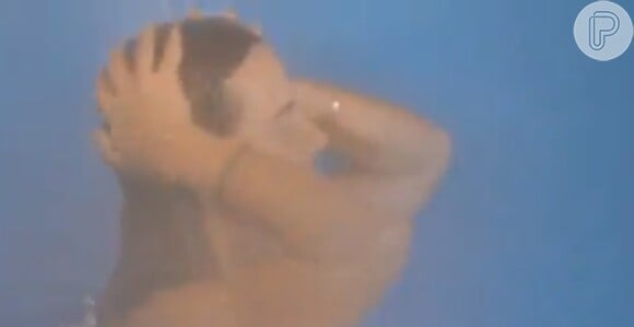 Bruna Lombardi toma banho e exibe 'intimidade' em vídeo publicado na rede social Facebook