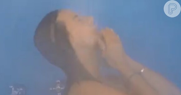 Bruna Lombardi fica nua em vídeo em que aparece tomando banho; imagens divulgadas no perfil do Facebook da atriz