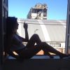 Fernanda Paes Leme fez um ensaio bem sensual, na qual aparece fumando um cigarro na janela usando apenas uma camiseta branca