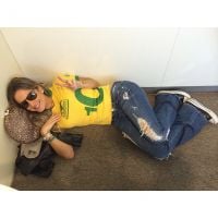 Claudia Leitte espera por voo para Barcelona deitada em chão de aeroporto