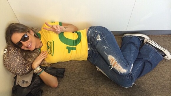 Claudia Leitte espera por voo para Barcelona deitada em chão de aeroporto