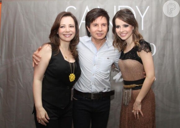 Sandy posa com os pais, Xororó e Noely, no último show da turnê 'Manuscrito', em dezembro de 2012