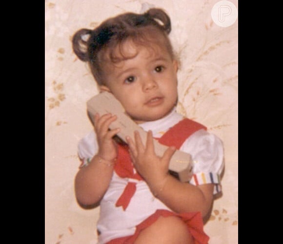 Sandy compartilha com fãs em seu Twitter foto de quando era bebezinha, em meados da década de 1980