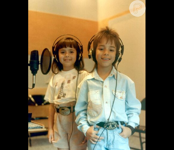 Sandy e Junior posam para foto durante gravação de disco em 1990