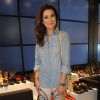 A calça Topshop é uma antiga companheira de Fernanda Paes Leme. A atriz também usou a peça na inauguração de uma nova loja da Schutz, em julho de 2013, em São Paulo. A camisa jeans Forever 21 e a bolsa Céline complementaram o visual