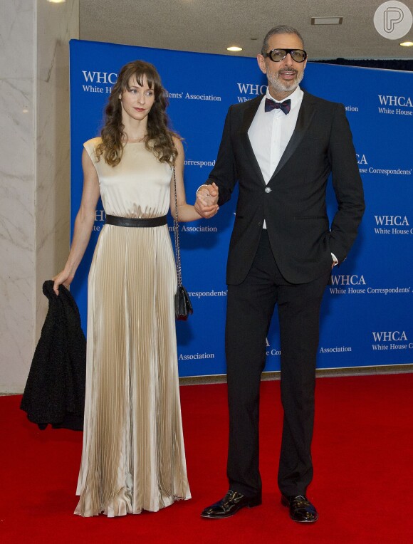 Emilie Livingston e Jeff Goldblum prestigiam o White House Correspondents’ Association Dinner, o tradicional jantar na Casa Branca 