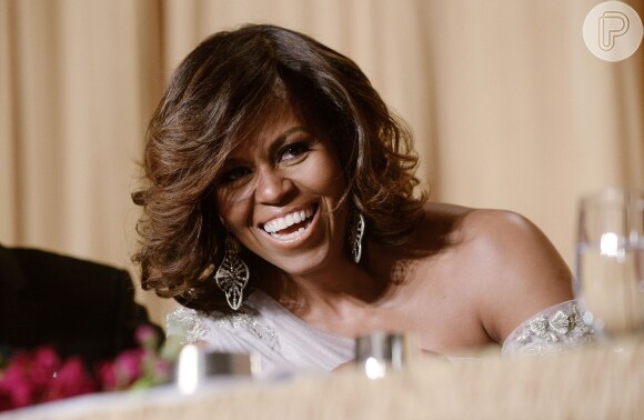 Michelle Obama sorri no White House Correspondent's Association Dinner