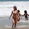 Lavínia Vlasak mostra boa forma em dia de praia; aos 38 anos, atriz conta o segredo para envelhecer bem: 'comer bem e praticar exercícios físicos'