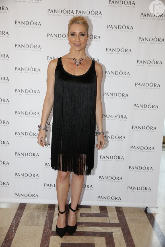 Leticia Spiller usa vestido preto com franjas em desfile de joalheria