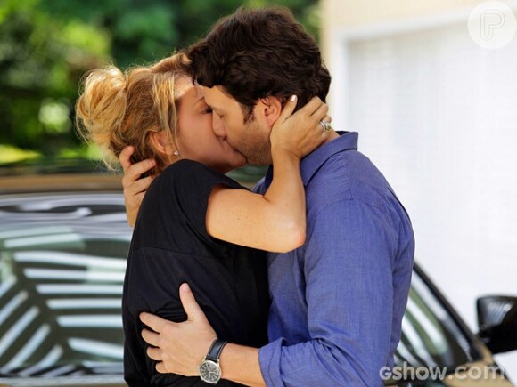 Shirley (Vivianne Pasmanter) oferece um jantar para Laerte (Gabriel Braga Nunes) e o beija, depois que Luiza (Bruna Marquezine) pede um tempo a ele, em 14 de maio na novela 'Em Família'