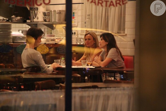 Eliana conversa com amigos no restaurante