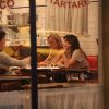 Eliana sai para jantar com amigos em restaurante da Zona Sul do Rio de Janeiro