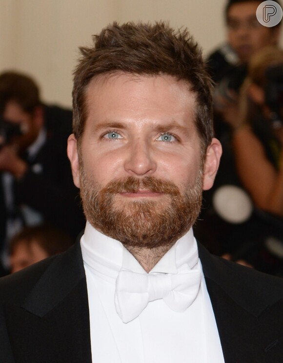 Bradley Cooper aparece com o rosto cheinho no Met Gala 2014