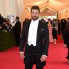 Bradley Cooper conseguiu disfarçar as gordurinhas com o look no Met Gala 2014