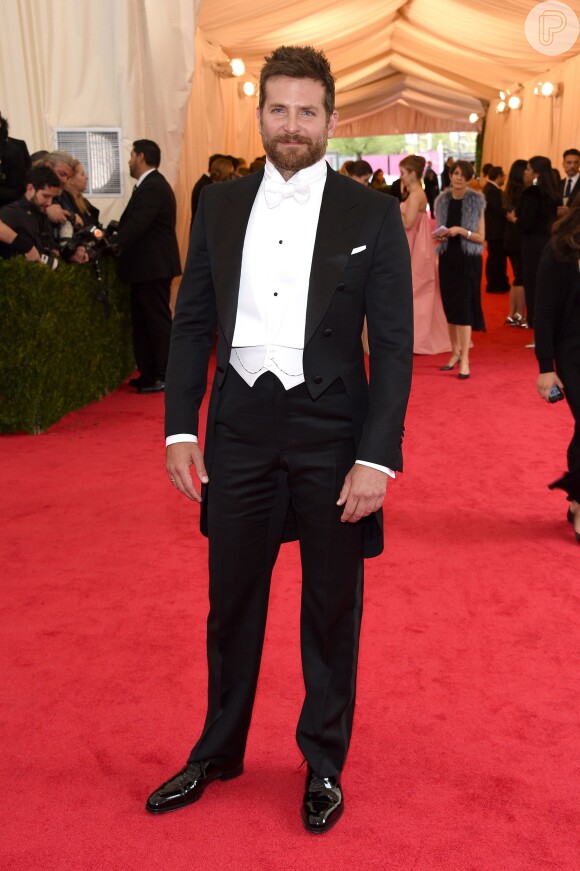 Bradley Cooper conseguiu disfarçar as gordurinhas com o look no Met Gala 2014