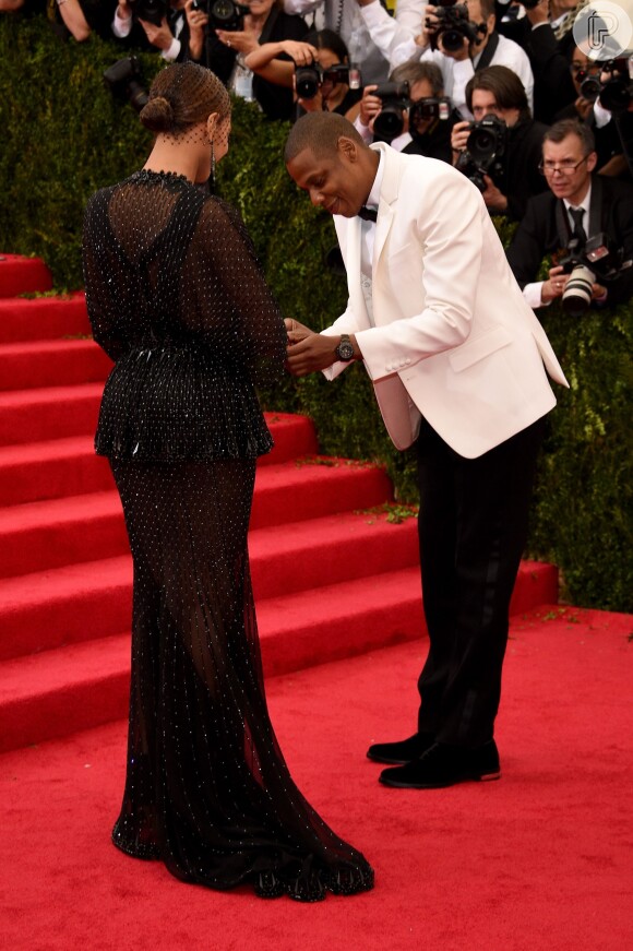 Ao encontrar o acessório e devolver a Beyoncé, Jay-Z simulou um pedido de casamento à mulher