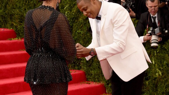 Beyoncé perde anel e Jay-Z simula pedido de casamento no tapete vermelho do Met