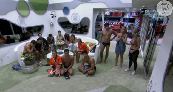 Participantes fazem votação aberta no primeiro paredão surpresa do "Big Brother Brasil 13", em 25 de janeiro de 2013