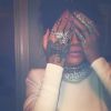 Rihanna exibe seus inúmeros anéis diantes de suas tatuagens