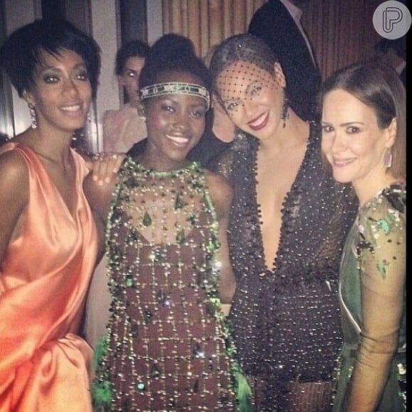 Solange Knowles ao lado da ganhadora do Oscar Lupita e Beyoncé