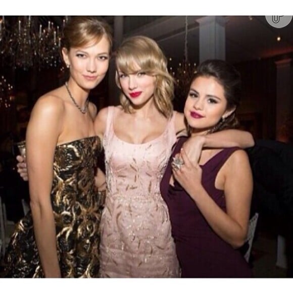 karlie Kloss, Taylor Swift e Selena Gomez posam para foto, afastando rumores de briga