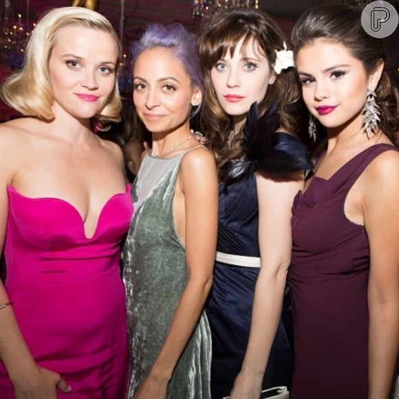 Reese Witherspoon ao lado de Nicole Richie, Zooey Deschanel e Selena Gomez