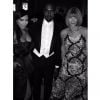 Com uma das mãos no bolso, Kim Karashian posa ao lado de Kanye West e Anna Wintour no baile do Met 2014