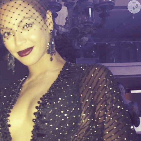 Beyoncé exibiu um decote profundo num longo com transparências da grife Givenchy