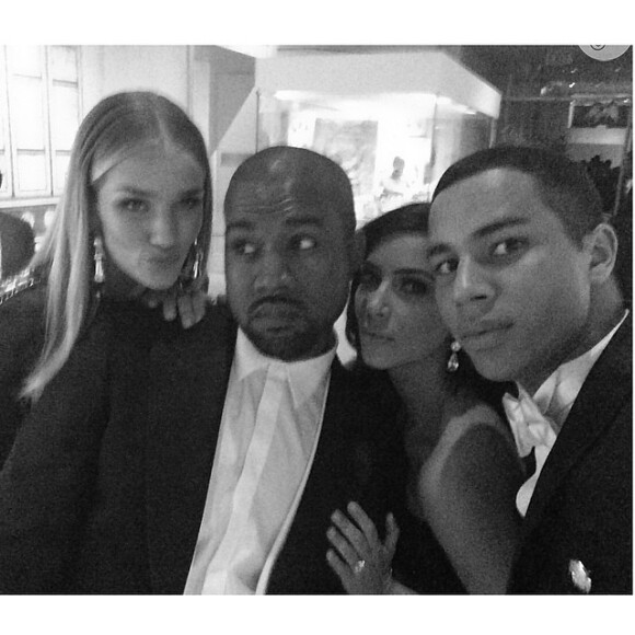 Kanye West e Kim Kardashian entre os amigos Rosie Huntington e Oliver Rousteing