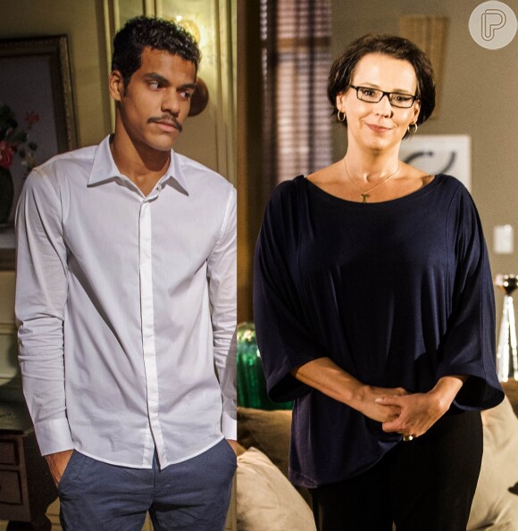 Selma (Ana Beatriz Nogueira) rouba um bibelô da casa de leilão e Jairo (Marcello Melo Jr) leva a culpa, em 13 de maio, na novela 'Em Família'