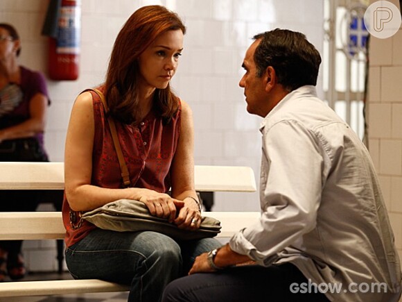 Helena (Julia Lemmerz) conta para Virgílio (Humberto Martins) que eles foram injustos ao acusar Jairo (Marcello Melo Jr.) de roubo, na novela 'Em Família'
