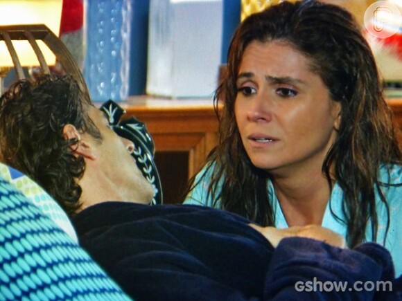 Clara (Giovanna Antonelli) dá todo seu apoio a Cadu (Reynaldo Gianecchini) durante o tratamento da cardiopatia e do transplante,  na novela 'Em Família'