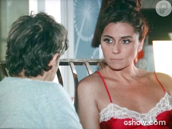Clara (Giovanna Antonelli) dá a entender para Cadu (Reynaldo Gianecchini) que sua dúvida entre ele e Marina (Tainá Müller) ainda não passou, na novela 'Em Família'