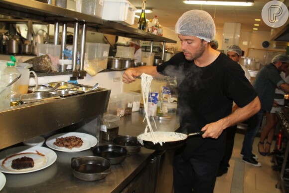 Foto: Mesmo sem muita prática na cozinha, Sthefany Brito se saiu muito bem.  Os irmãos contaram com a ajuda de Isaac Azar, dono do restaurante -  Purepeople