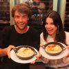 Sthefany Brito e Kayky Brito foram para a cozinha do restaurante Paris 6, na Barra da Tijuca, Zona Oeste do Rio de Janeiro, na noite de quarta-feira, 7 de maio de 2014