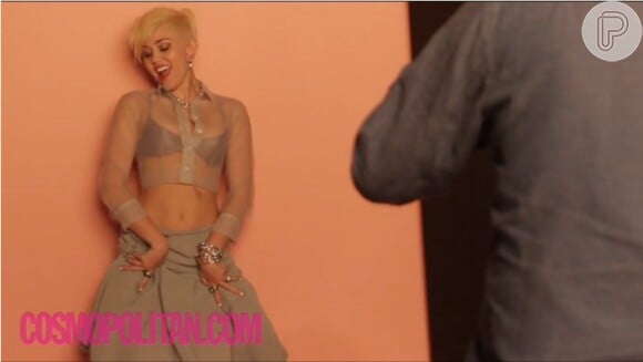Miley Cyrus dança durante o ensaio fotográfico para a revista 'Cosmopolitan'