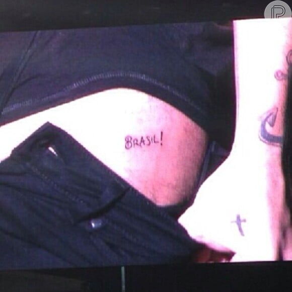 Vários fãs presentes no show fotografaram o momento em que Harry Styles abaixou a calça e exibiu a nova tatuagem na coxa esquerda