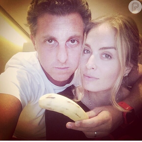 Luciano Huck e Angélica publicaram uma foto com uma banana nas redes sociais