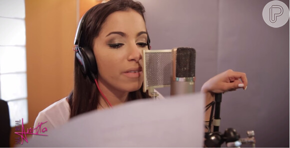 Anitta aparece dando os últimos ajustes na música 'Blá Blá Blá' durante o vídeo