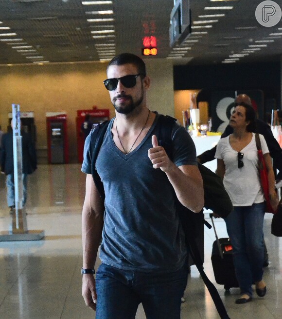 Cauã Reymond foi visto nesta sexta-feira, 9 de maio de 2014, em aeroporto em São Paulo