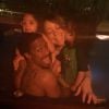 Mariah Carey curte Dia das Mães na piscina com marido, Nick Cannon, e filhos gêmeos, Morocon e Moroe, de 3 anos