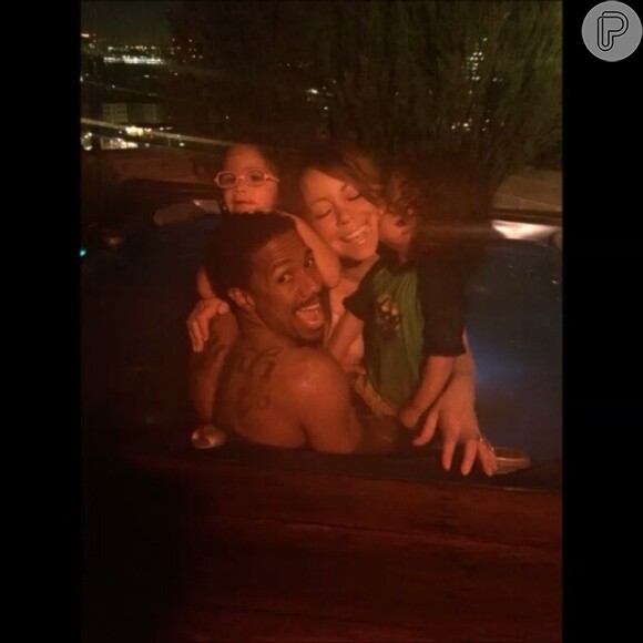 Mariah Carey curte Dia das Mães na piscina com marido, Nick Cannon, e filhos gêmeos, Morocon e Moroe, de 3 anos