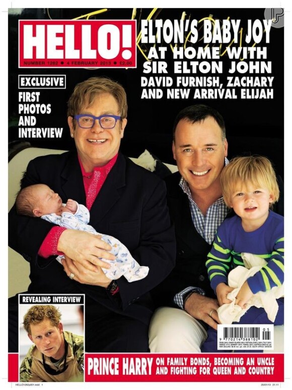 Elton John posa com o marido, David Furnish, e os filhos, Zachary, de 2 anos, e Elijah, de duas semanas, para a revista 'Hello', em 27 de janeiro de 2013