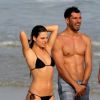 Isis Valverde curtiu um dia de praia ao lado do ator mexicano Uriel del Toro no Rio