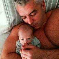Alexandre Corrêa, marido de Ana Hickmann, mostra foto com filho recém-nascido