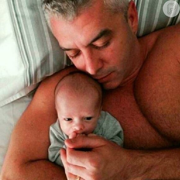 Alexandre Correa, marido de Ana Hickmann, publicou uma foto com o filho Alexandre na manhã desta terça-feira, 13 de maio de 2014