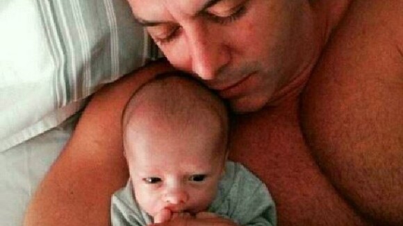 Alexandre Corrêa, marido de Ana Hickmann, mostra foto com filho recém-nascido