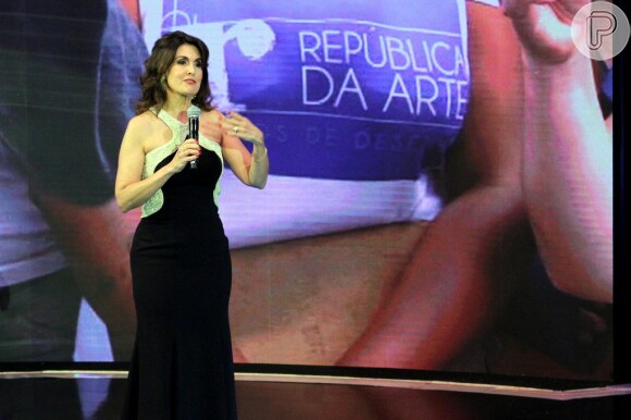 Fátima Bernardes investe em modelito discreto para o 'Vem aí', da Globo