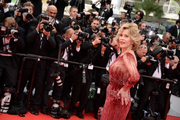 Jane Fonda veste Elie Saab no tapete vermelho da cerimônia de abertura do Festival de Cannes 2014
